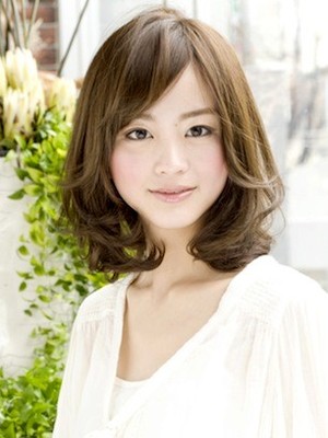 30代の大人女子の面長さんを魅力的に魅せるポイントは\u201c前髪を作るか作らないか\u201dです。