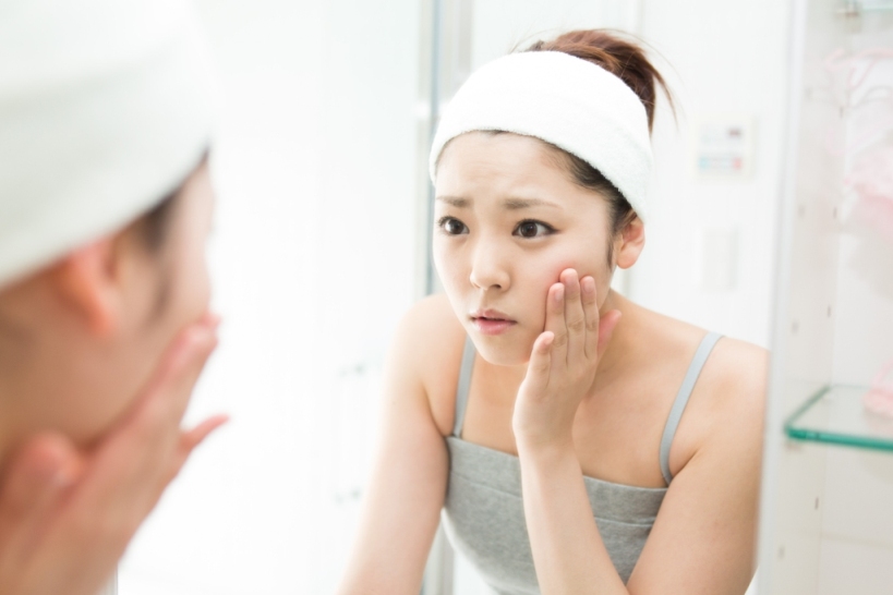 鏡を見る女性