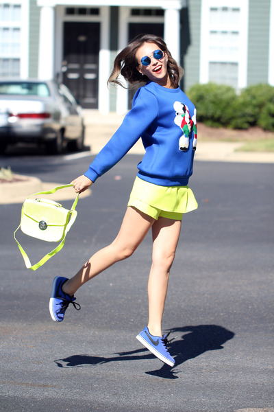 yellow-queenhorsfall-closet-shorts-blue-nike-sneakers_4001