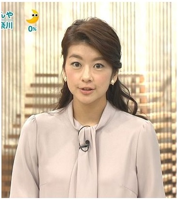 ベージュのシャツを着てハーフアップにまとめた髪でニュースを読むアナウンサー、生野陽子