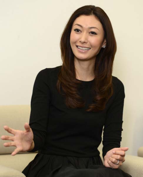 インタビューに答える女優の田丸麻紀さん